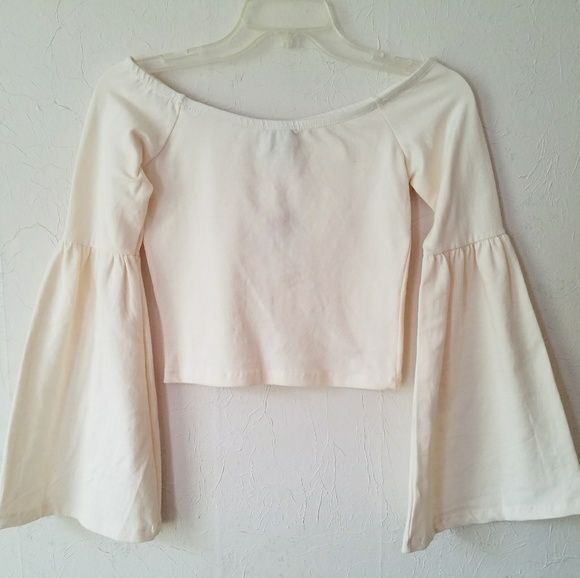 Rue21 Tops - Rue21 Flare Sleeve Crop Top